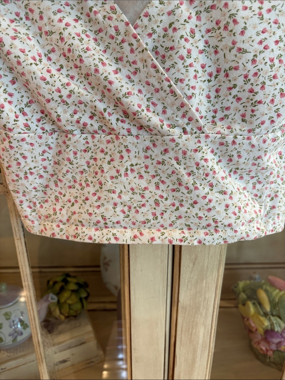EUC Brandy Melville Floral Deep V Crop Top in Delicate Pink Floral - Picture 5 of 7